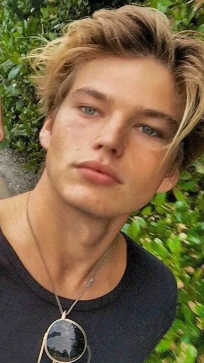 ai character: Jordan Barrett background