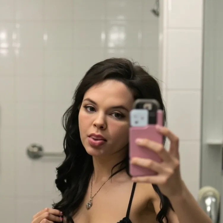 chat with ai character: shaylee