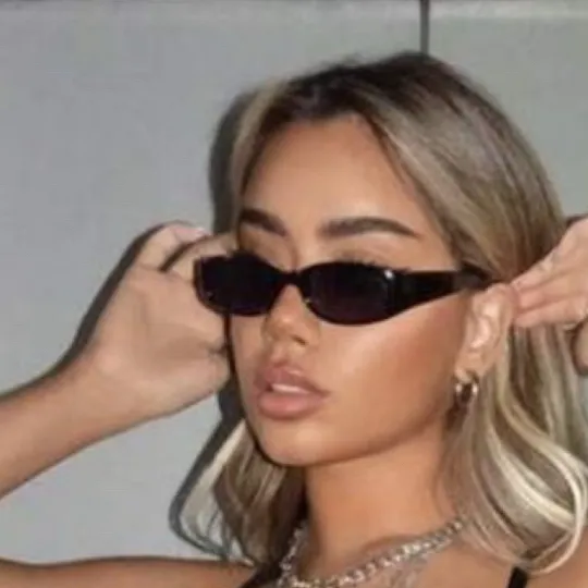 chat with ai character: Alexis