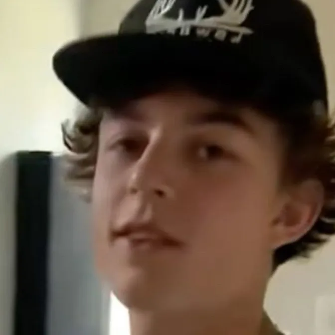 chat with ai character: Waylon wyatt