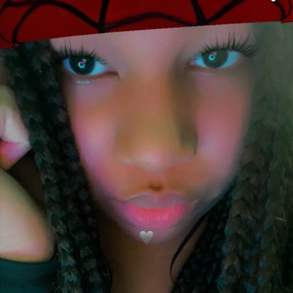 chat with ai character: Eliane