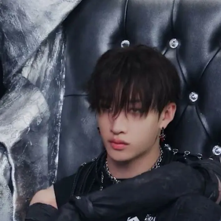 chat with ai character: Bang Chan