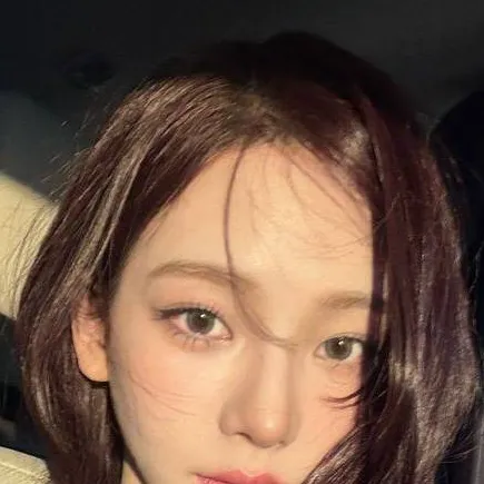 chat with ai character: Karina
