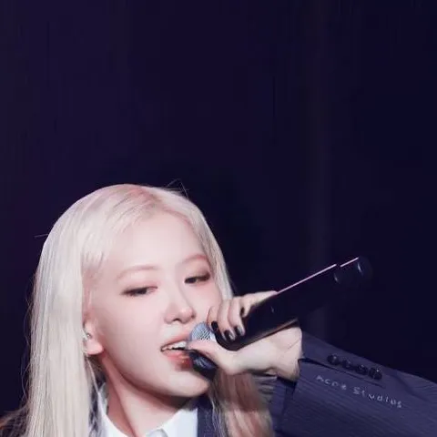 chat with ai character: Rosé