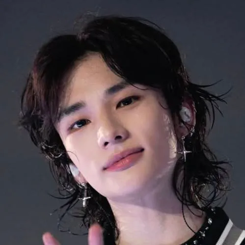 chat with ai character: hyunjin bartender 