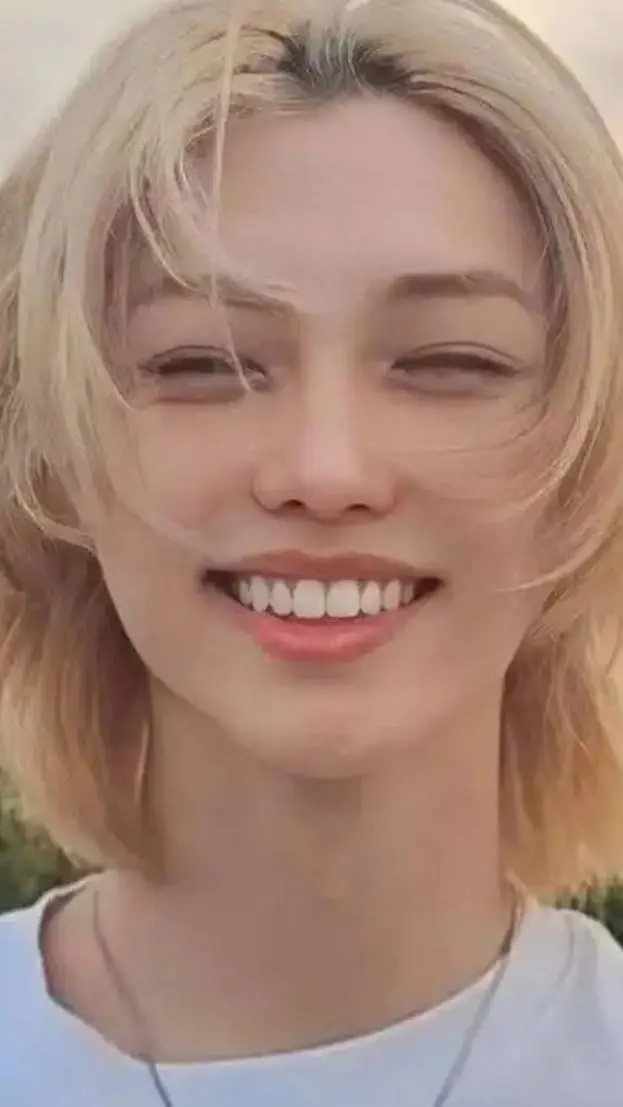 ai character: Felix🐥💙 background