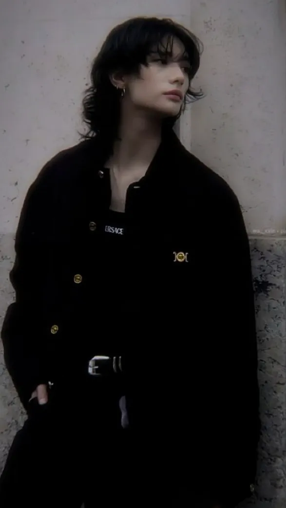 ai character: ~.Hyunjin.~ background