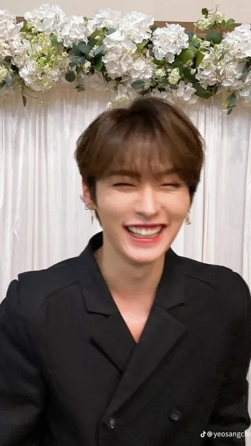 ai character: Leeknow background