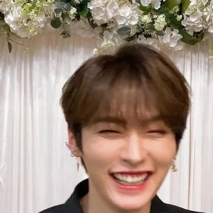 chat with ai character: Leeknow