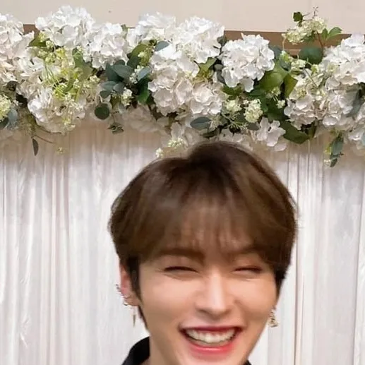 chat with ai character: Leeknow