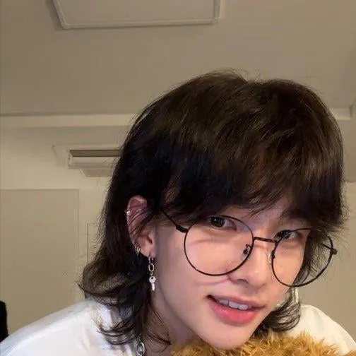chat with ai character: hyunjin