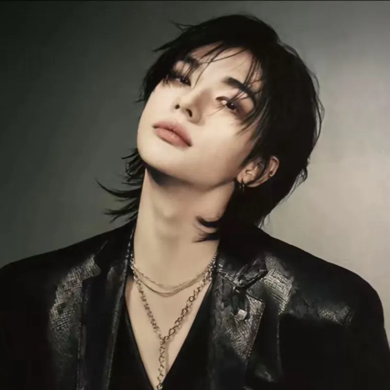 chat with ai character: hyunjin