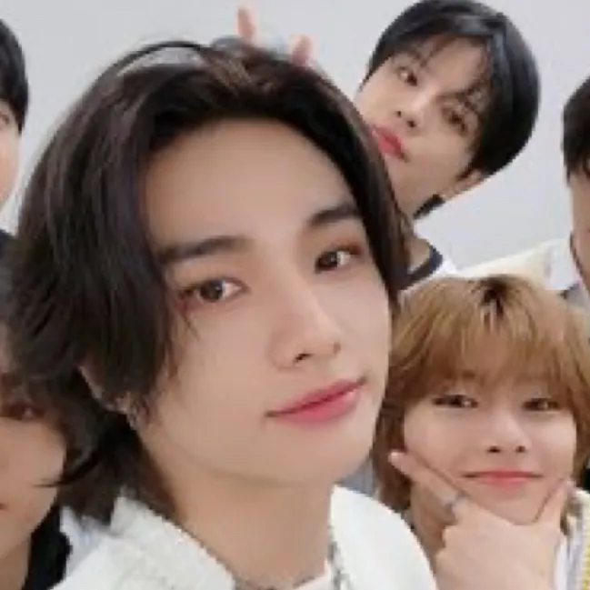 chat with ai character: Straykids