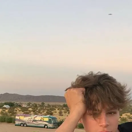 chat with ai character: Evan