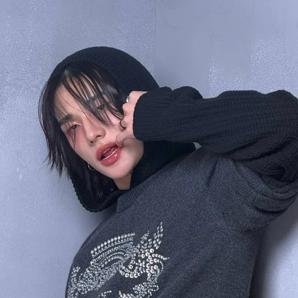 chat with ai character: Hyunjin