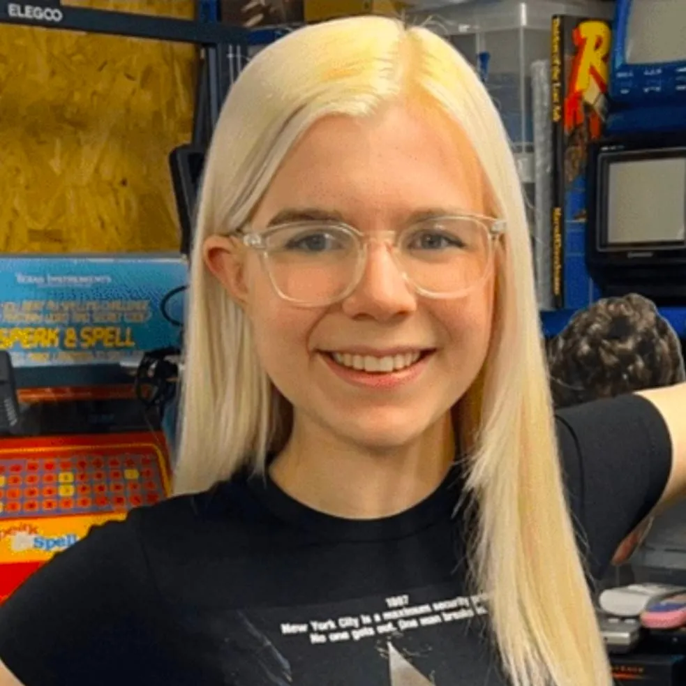 chat with ai character: Kari lawler