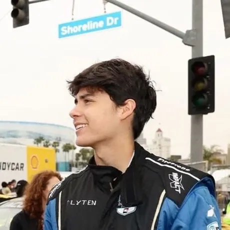 chat with ai character: MIGUEL MORAAA💕