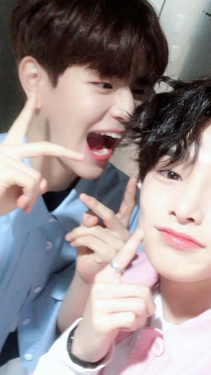 ai character: Seungin (°ロ°) ! background