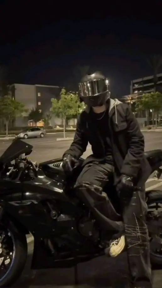 ai character: Erynx background