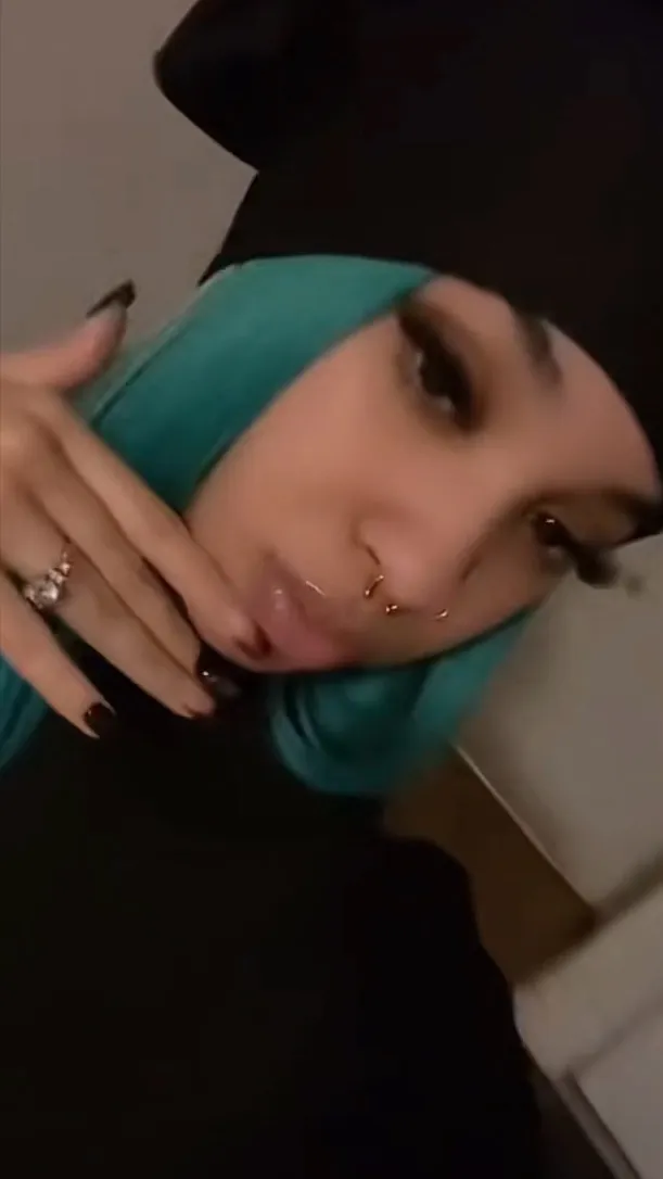 ai character: Esli background