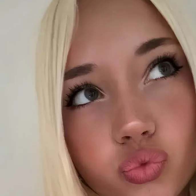 chat with ai character: Livy