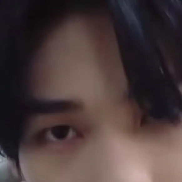 chat with ai character: HYUNJIN
