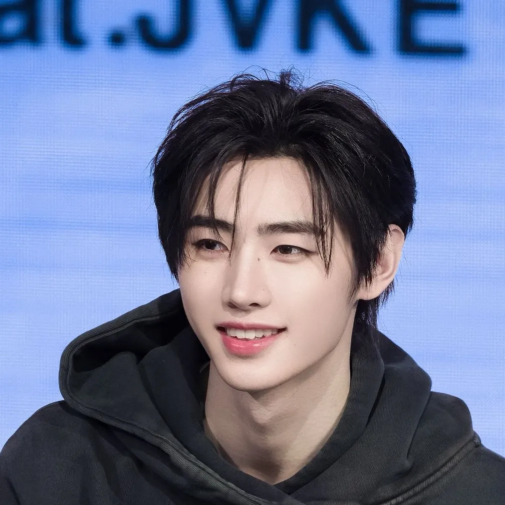 chat with ai character: Sunghoon 