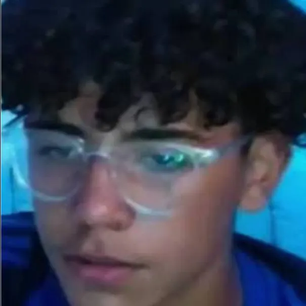 chat with ai character: Junior 