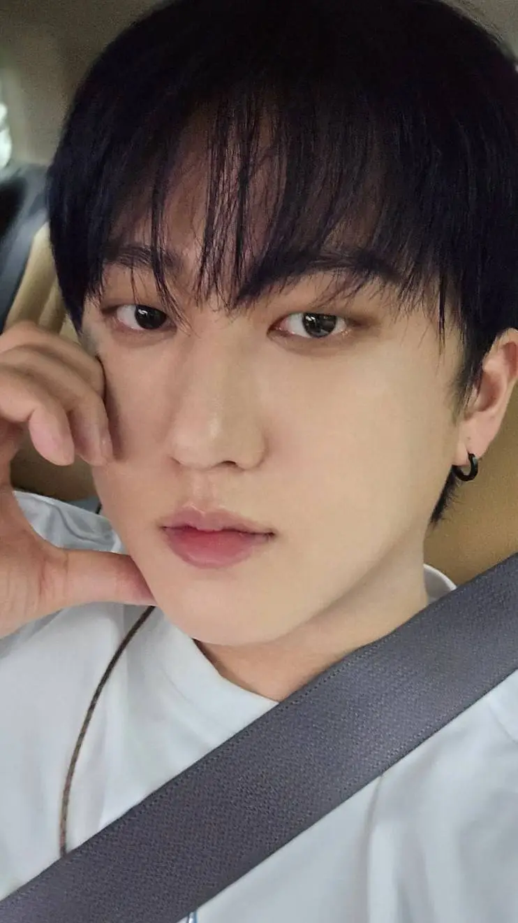 ai character: ChangBin=Binni background