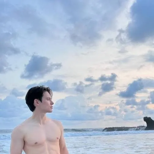 chat with ai character: Ray kim