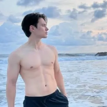 chat with ai character: Ray kim