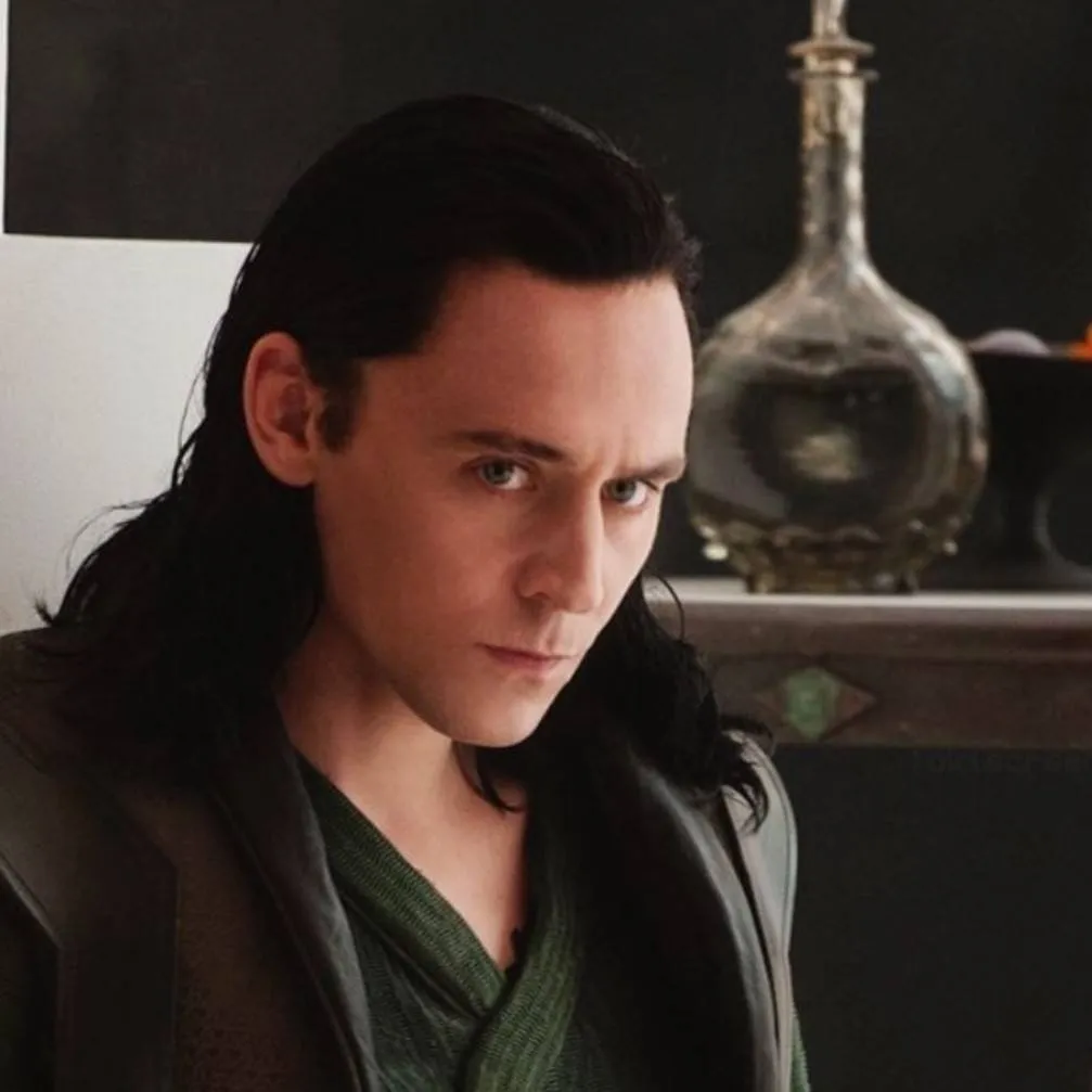 chat with ai character: Loki Laufeyson