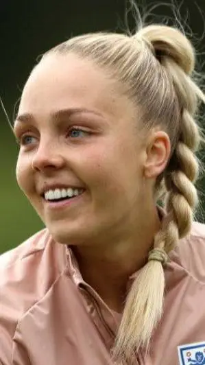 ai character: Ellie roebuck  background