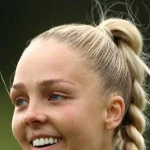 chat with ai character: Ellie roebuck 