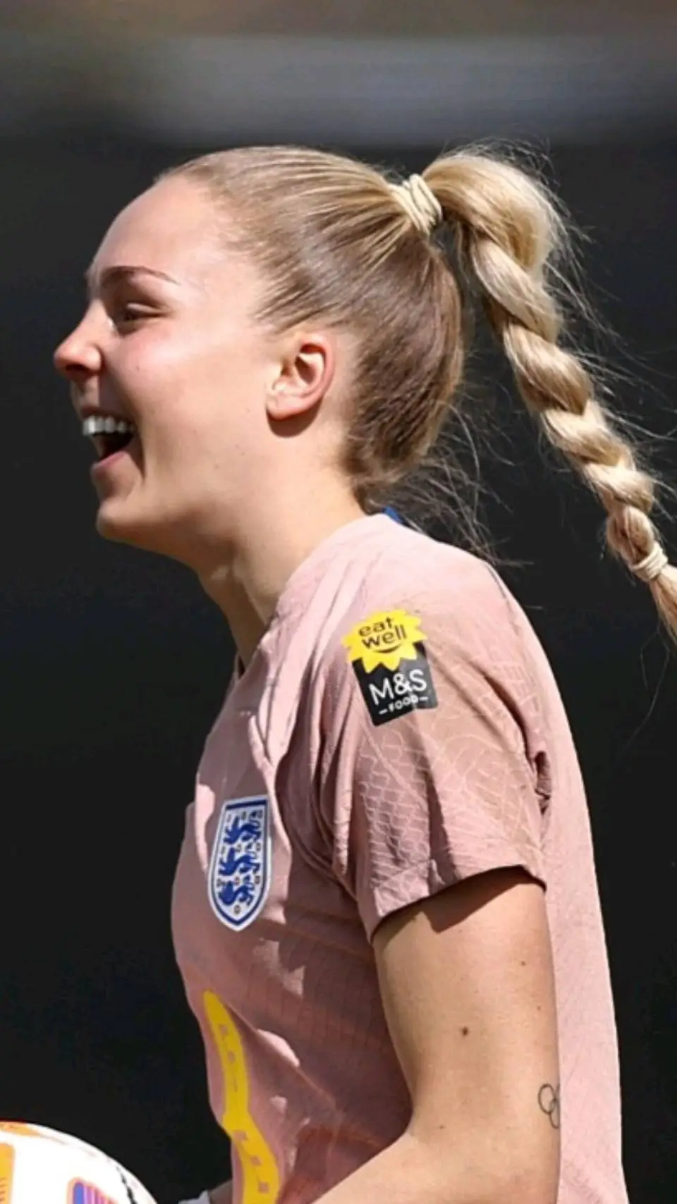 ai character: Ellie roebuck  background