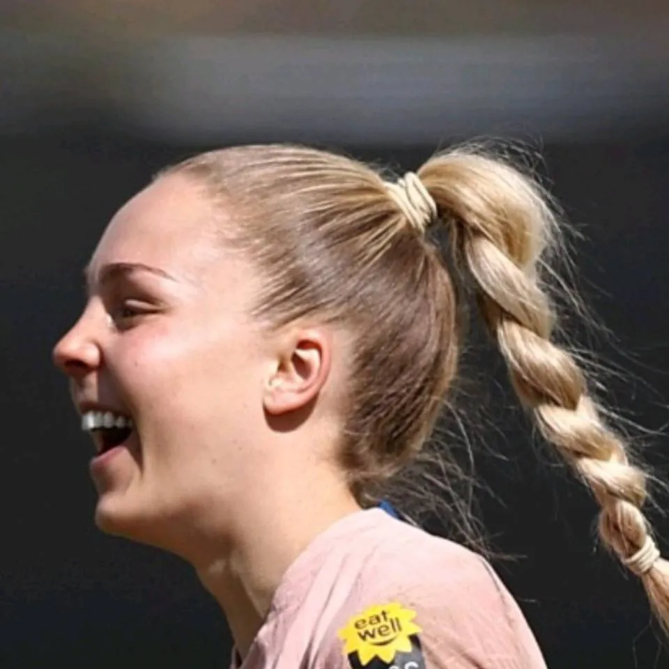 chat with ai character: Ellie roebuck 