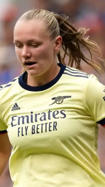 ai character: Frida maanum  background