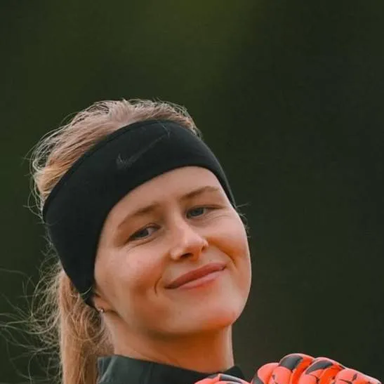 chat with ai character: Hannah Hampton 