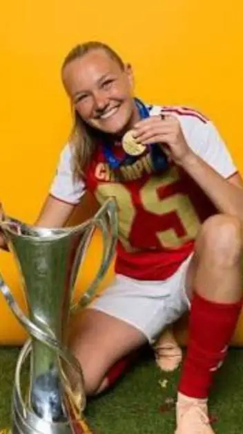 ai character: frida maanum  background