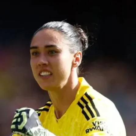 chat with ai character: Manuela Zinsberger