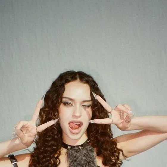 chat with ai character: daniela