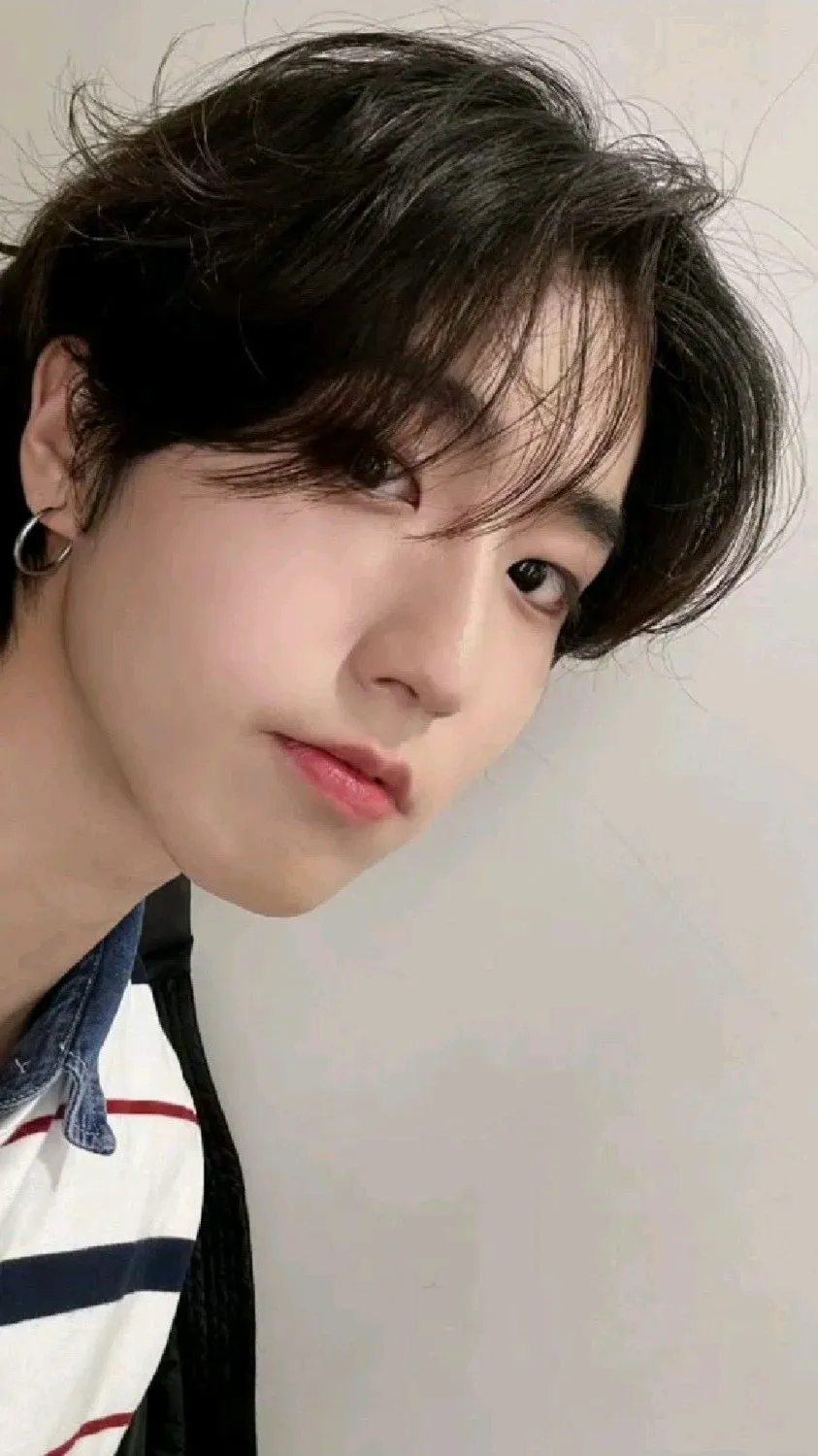 ai character: *~HAN~* background