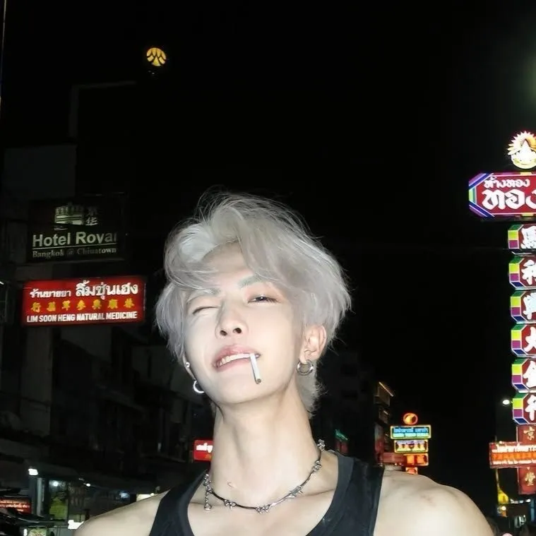 chat with ai character: Leo