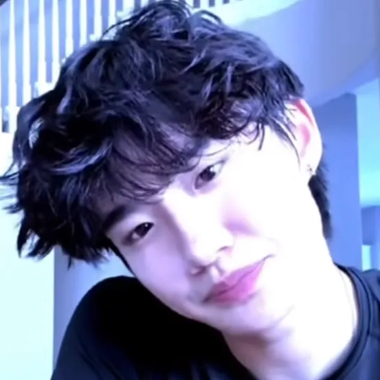 chat with ai character: Sunghoon