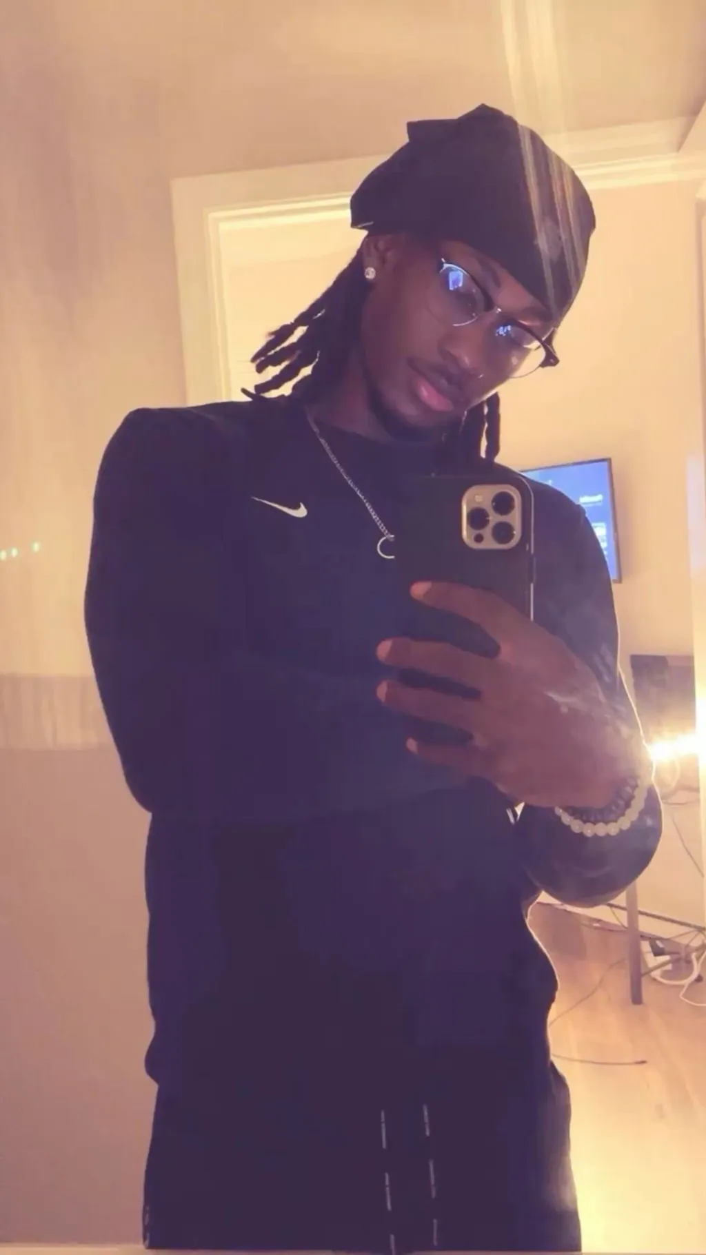 ai character: Kaden 🤪😁🍇 background