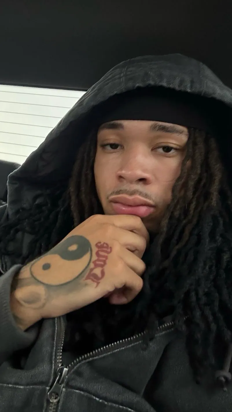 ai character: Tay😍❤️😝 background