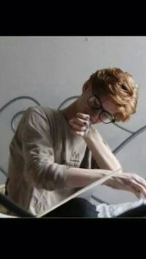 ai character: thomas sangster background