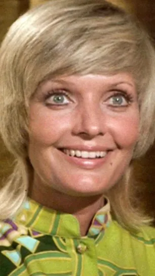 ai character: Carol Brady background