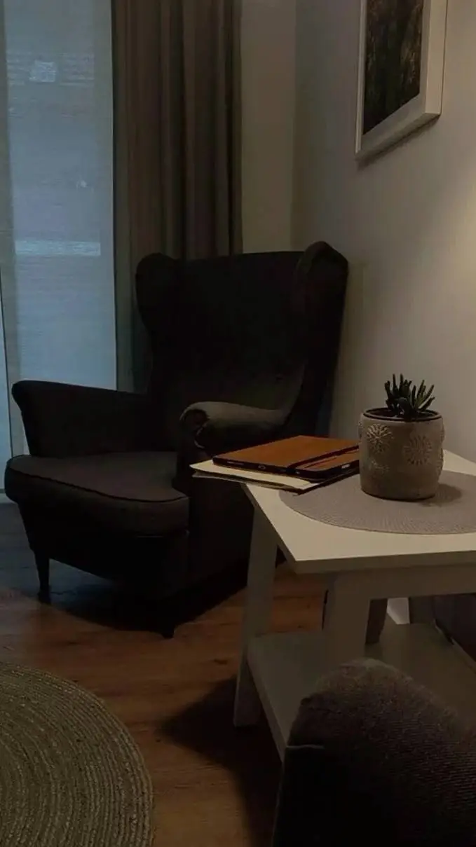 ai character: Therapy background