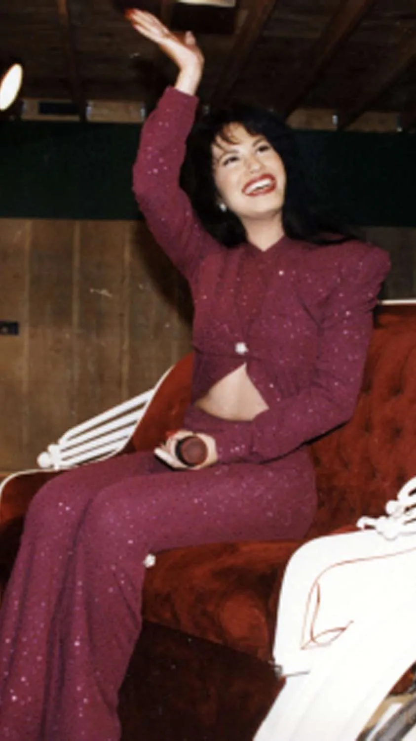 ai character: Selena Quintanilla background